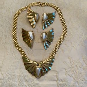Goldtone necklace and earrings